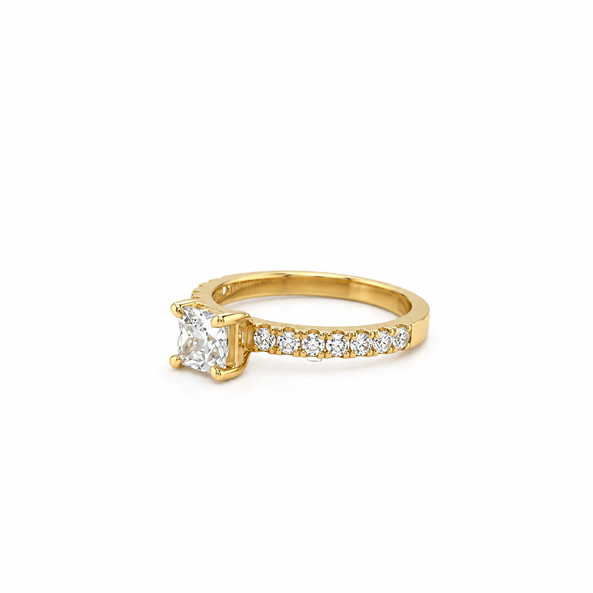 585 Gelbgold Verlobungsring mit quadratischem Zirkonia und Seitensteinen in Schrägansicht