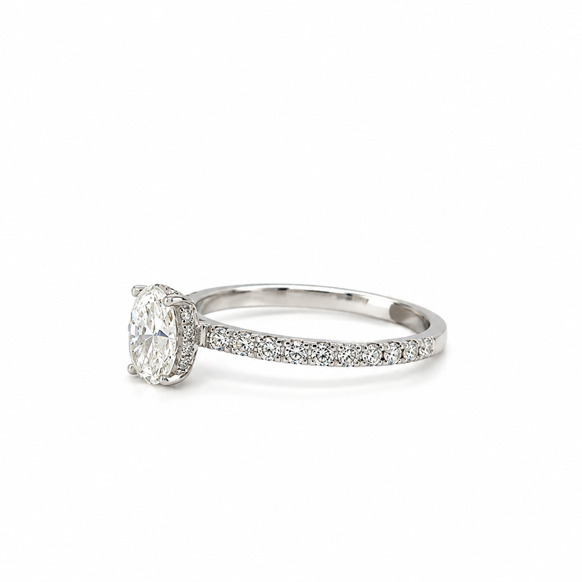 Verlobungsring aus 585 Weißgold mit ovalem Labordiamanten und Diamant-Seitensteinen