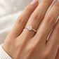 Verlobungsring aus 750 Roségold mit 0,82 ct Brillant an der Hand getragen