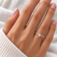 Verlobungsring 750 Roségold mit ovalem Diamanten an der Hand getragen